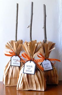 Witch's brooms treat bags. So cute & simple to make. Will probably make them for my daughters's 2nd grade class Halloween Party. & if you don't want to use branches, you could use pretzels instead. Halloween Prizes For Adults, Halloweenpyssel Barn, Porta Halloween, Sac Halloween, Halloween Treat Bags Diy, Dulceros Halloween, Dekorasi Halloween, Diy Halloween Treats, Witch Party