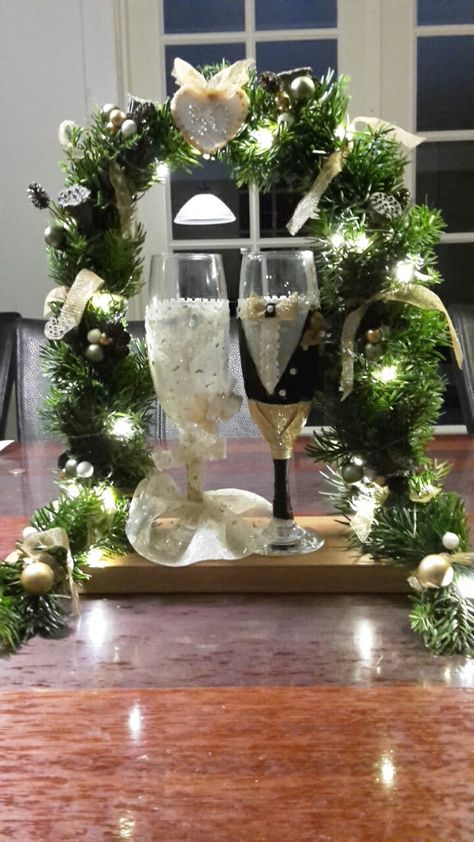 Guldbryllup. Pengegave til et guldbryllup. Pengene er i glassene Guldbryllup Ideas, Wedding Present Ideas, Money Gift, Champagne Flute, Diy And Crafts, Champagne, Table Decorations, Gifts, Natal