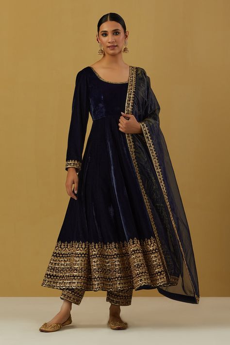 Shop for these amazing collections of Blue Velvet Silk Plain Floral Scallop Neck Anarkali Pant Set For Women by Ikshita Choudhary online at Aza Fashions. Velvet Plain Suit Design, Velvet Anarkali Dresses, Suit Designs Indian Style Anarkali, Brown Suits Women's Indian, Suits For Women Indian Anarkali, Velvet Anarkali Suits Party Wear, Velvet Outfits For Women Indian, Velvet Pakistani Suits, Plain Salwar Suit Designs