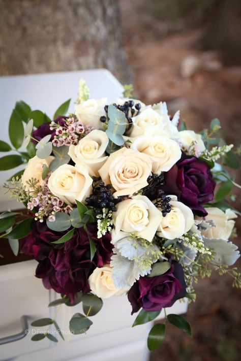 Fresh Wedding Bouquets, Deep Purple Wedding, Purple And White Wedding, Flower Eucalyptus, Purple White Wedding, White Rose Bridal Bouquet, Dark Green Wedding, Purple And Green Wedding, Fall Purple