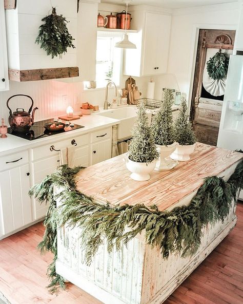 Becky Cunningham (@becky.cunningham.home) Christmas Decor Inspiration, Christmas Kitchen Decor, Farmhouse Decoration, Farmhouse Decor Living Room, Rustic Farmhouse Style, Winter Home Decor, Farmhouse Christmas Decor, Rustic Living Room, Christmas Kitchen