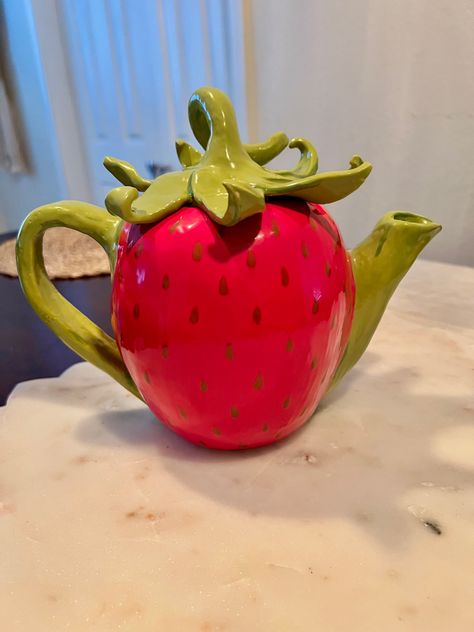 Teapot Ceramics Ideas, Strawberry Pinch Pot, Creative Teapots Ceramics, Clay Tea Pot Ideas, Cute Teapot Ceramic, Tea Pot Ceramic Ideas, Strawberry Apartment, Clay Teapots Ideas, Teapot Ceramic Ideas