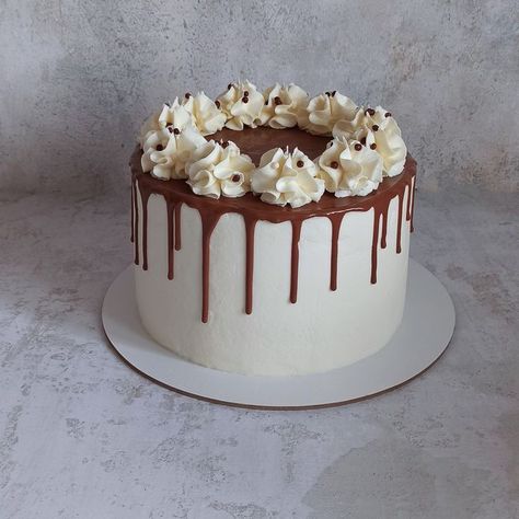 Grocery Snacks, Salted Caramel Cake, Birthday Cake Decorating Ideas, Chocolate Cake Designs, Cake Cafe, Logo Home, Easy Chocolate Cake, Simple Cake Designs, Creative Cake Decorating