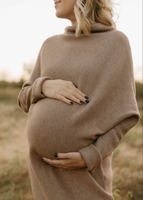 Fall Photoshoot Pregnancy, Fall/winter Maternity Photos, Winter Outdoor Maternity Pictures, Pregnancy Winter Photoshoot, Pregnancy Autumn Photoshoot, Autumn Maternity Photoshoot, Winter Maternity Photoshoot Outfits, Neutral Maternity Pictures, Modest Maternity Photos