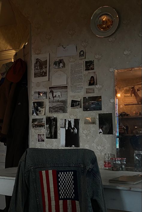 vintage western bedroom,american flag, country, bedroom aesthetic Western Aesthetic Home Decor, Dark Western Aesthetic Bedroom, Dorm Room Designs Western, Old Western Bedroom, Vintage Cowgirl Aesthetic Bedroom, Country Aesthetic Home Decor, Ethel Cain Bedroom, Soft Western Aesthetic Room, Vintage Cowboy Bedroom