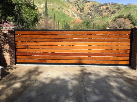 Modern Wood Driveway Gate, Front Gate Ideas For Small House, House Driveway Gate, Rolling Wooden Gates Driveway, Privacy Driveway Gate Ideas, Gate For Driveway Entrance, Wooden Gates And Fences, Electric Gates Driveways Wood, Drive Way Gate Design