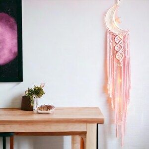 Simple Dream Catcher, Semoga Berjaya, Pastel Moon, Moon Dream Catcher, Macrame Dreamcatcher, Nordic Style Home, Aesthetic Bedroom Decor, Moon Dreamcatcher, Hari Valentine