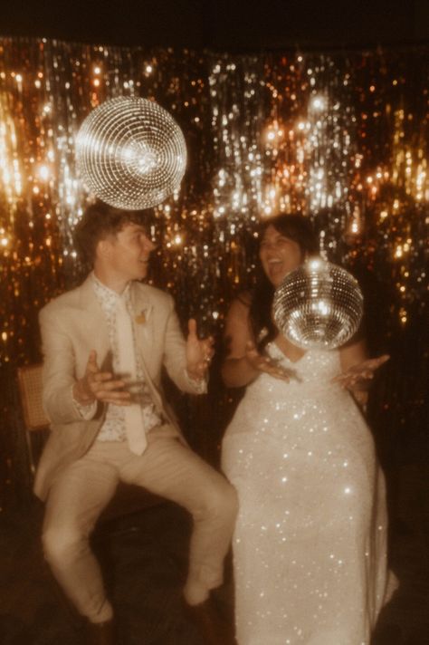 Disco Bride, Retro Wedding Inspiration, Retro Wedding Theme, Sets Your Soul On Fire, Disco Wedding, Vintage Disco, Disco Theme, Indie Wedding, Soul On Fire