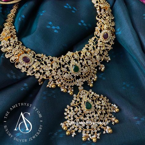 Antique Necklaces Design, Gold Jewelry Outfits, Choker Necklace Designs, Indian Bridal Jewelry Sets, Gold Jewelry Simple Necklace, Beautiful Gold Necklaces, Handmade Gold Jewellery, Jewelry Set Design, Jewellery Indian