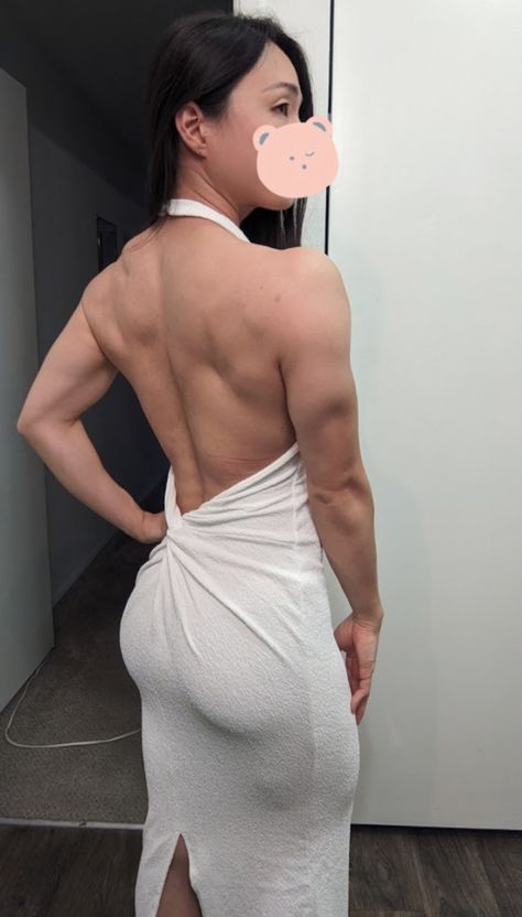 Small Chest Reference Female, Women With Muscles In Dresses, Mildly Muscular Woman Think Their Gods, Woman Muscular Back, Muscular Woman Back Reference, Women Muscular Back, Woman Fitness Inspiration, Woman Muscle Anatomy, Muscular Woman Pose Reference