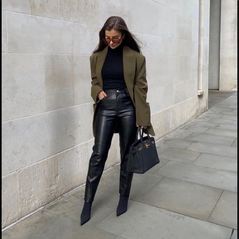 Zara Faux Leather Mom Pants Leather Pants Outfit Dressy, Leather Pants Outfit Winter, Leather Pants Outfit Casual, Leather Pants Outfit Night, Black Leather Pants Outfit, Faux Leather Pants Outfit, Leather Trousers Outfit, Office Fits, Dunks Outfit