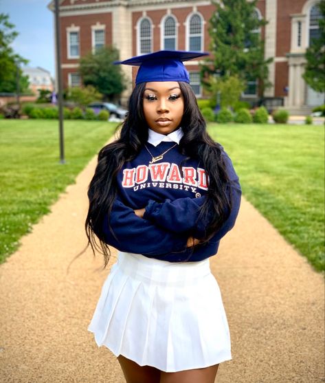 Howard Graduation Photoshoot, Graduation Poses Black Women, Howard Graduation Pictures, Graduation Outfits For Women, Graduation Goals, Graduation Outfit College, Senior Portrait Outfits, Nursing Graduation Pictures, Graduation Shoot