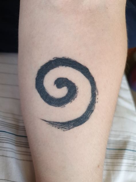 The koru (Māori for "loop or coil") is a spiral shape based on the appearance of a new unfurling silver fern frond. It is an integral symbol in Māori art, carving and tattooing, where it symbolises new life, growth, strength and peace. Koru Tattoo, Island Tattoo, For Loop, Fern Tattoo, Symbol Tattoo, Fern Frond, Maori Art, Silver Fern, Symbol Tattoos