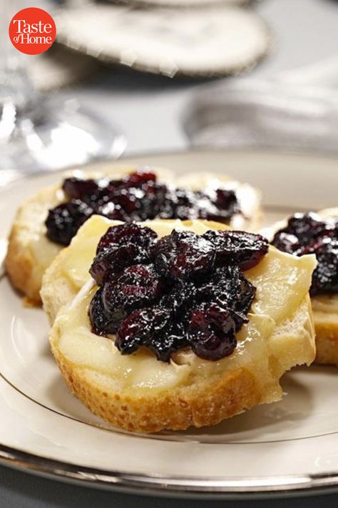 Recipes Using Brie, Recipes With Brie Cheese, Recipes With Brie, Cranberry Compote Recipe, French Christmas Food, French Dinner Parties, French Cuisine Recipes, Holiday Apps, French Cooking Recipes