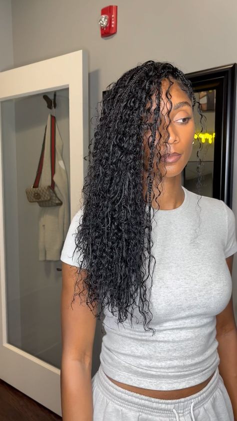 Medium Knotless Braids Bohemian, Mid Back Goddess Braids, Mid Back Braids For Black Women, Mid Length Knotless Braids With Curls, Bra Length Boho Knotless Braids, Medium Boho Knotless Braids Mid Back, Boho Braids Mid Length, Boho Knotless Braids Mid Back Length, Mid Length Boho Knotless Braids