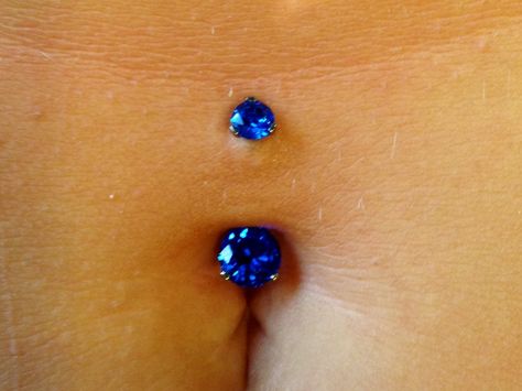 Navel piercing with the blue Swarovski Blue Belly Button Piercing, Piercings Bonitos, Belly Button Piercing Jewelry, Belly Piercing Jewelry, Button Piercing, Piercing Shop, Navel Piercing, Some Body, Belly Piercing