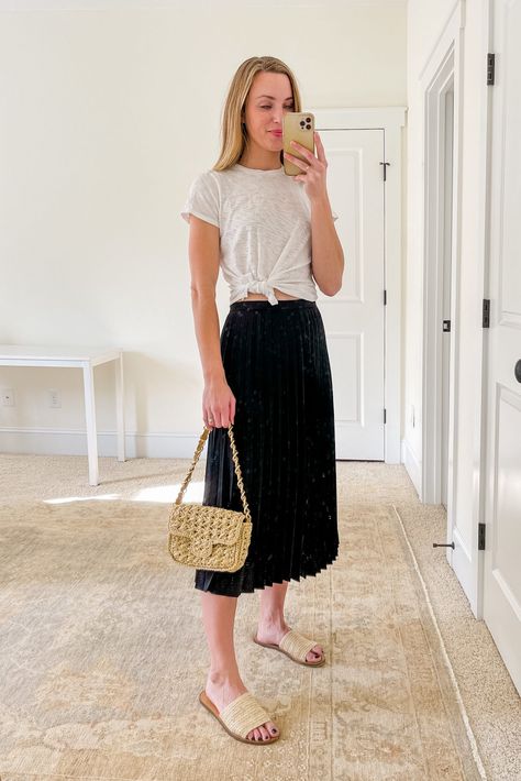 8 Ways to Wear a Pleated Midi Skirt, No Matter the Season | Natalie Yerger Black Pleated Skirt Outfit Summer, Black Pleated Midi Skirt Outfit, Pleated Skirt Outfit Fall, Midi Pleated Skirt Outfit, Pleated Skirt Outfit Summer, How To Wear A Pleated Skirt, Midi Skirt Outfit Ideas, Flare Skirt Outfit, Black Pleated Skirt Outfit