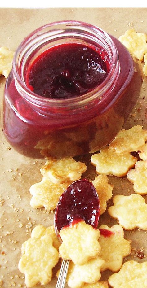 Blackberry Apple Earl Grey Jam: Apples and seedless blackberries jam with a hint of Earl Grey. Give me Five (o'clock tea) please ! Herbal Pantry, Seedless Blackberry Jam, Sweet Spreads, Fruit Butters, Canning Ideas, Cooking Mama, Canning Recipe, Give Me Five, Fruit Compote