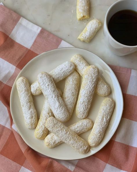 Ladyfingers Recipe, Homemade Ladyfingers, Lady Fingers Recipe, Baking Photography, French Dessert Recipes, International Desserts, Sponge Cakes, Biscuit Bake, French Dessert