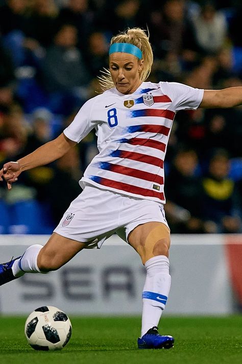 Olympian Julie Ertz Shares How to Get Strong Legs and Abs Like a Professional Soccer Player Soccer Portraits, Galactik Football, Julie Ertz, Professional Soccer Player, Soccer Usa, Usa Soccer Team, Uswnt Soccer, Female Football, Soccer Women