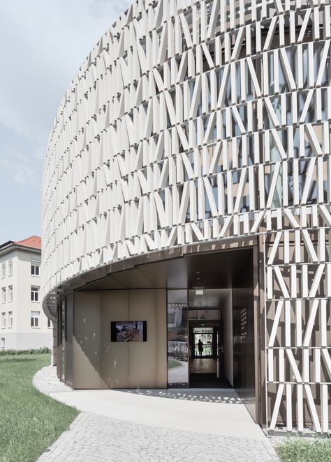 The public library of Dornbirn was designed as an inter-generational sharing, meeting, and learning space. It promotes reading, the practice of languages, the exploration of computerized research methods, and new forms of communication. “The new library is a milestone for Dornbirn’s culture and education,” says Mayor Andrea Kaufmann happily. Library Facade Architecture, Modern Library Architecture Exterior, Public Libraries Design, Public Library Design Architecture, Library Facade Design, Library Building Architecture, Library Design Exterior, Library Architecture Concept, Library Interior Design Public