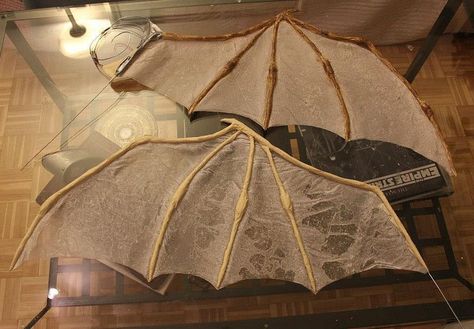 Bat Wings - Vampire Queen Costume Tutorial For Halloween — Steemit Vampire Props Diy, Cosplay Bat Wings Tutorial, Costume Bat Wings, Bat Wing Tutorial, Bat Wings Costume Diy, Bat Queen Costume, Bat Wing Costume, Dragon Wings Costume Diy, Diy Dragon Wings Costume