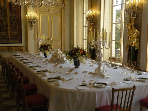 Royal Dinning Room Aesthetic, Castle Dining Room Aesthetic, Royal Kitchen Aesthetic, Old Money Dining Room Aesthetic, Dining Room Old Money, Castle Kitchen Aesthetic, Old Money Dining Room, Fantasy Throne, Palace Aesthetic