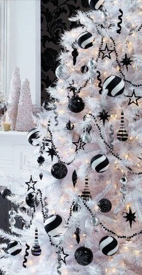 50 Glistening Vintage White Christmas Decoration Ideas » EcstasyCoffee Black And White Christmas Ornaments, Gothic Christmas Tree, Goth Xmas, Gothic Xmas, Circus Christmas, Vintage White Christmas, Black And White Christmas Tree, Black Christmas Decorations, White Christmas Tree Decorations