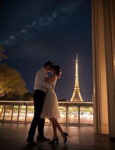 Cute Eiffel Tower Pictures Couple, Proposal Paris Aesthetic, Romantic Paris Aesthetic, Proposing To Boyfriend, Paris Romance Aesthetic, Eiffel Tower Proposal, Dream Honeymoon Destinations, Honey Moon Places, Honeymoon Tropical