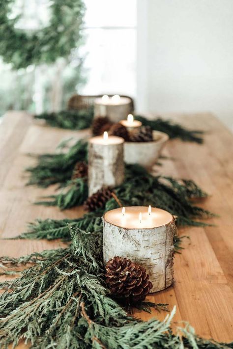 Deco Noel Nature, Natural Holiday Decor, Woodland Christmas Decor, Deco Table Noel, Natural Christmas Decor, Cabin Christmas, Christmas Inspo, Natural Christmas, Woodland Christmas