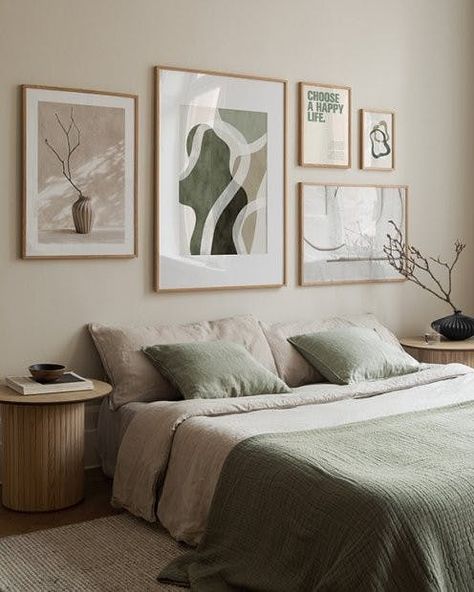 Transform your bedroom into a calm space with this gallery wall in green and beige tones. Get the gallery wall here! Bedroom Inspirations Beige, Beige Walls Bedroom, Green Bedroom Walls, Sage Green Bedroom, Calming Bedroom, Beige Bedroom, Green Bedding, Wood Bedroom, Beige Walls