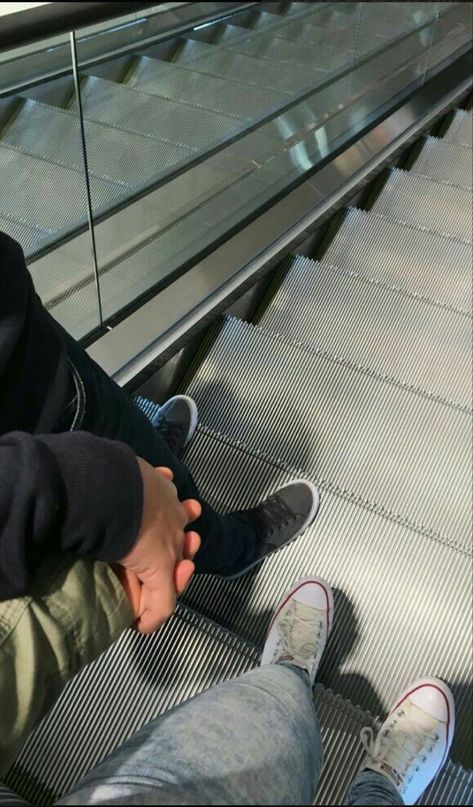 Držení Za Ruce, Couple Tumblr, Tumblr Couples, Fotografi Urban, Photographie Inspo, Goals Pictures, Ulzzang Couple, Boyfriend Goals, Relationship Goals Pictures