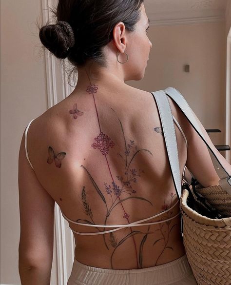 Wing Hip Tattoo, Floral Back Tattoos, Tato Minimal, Tattoo Henna, Spine Tattoos For Women, Spine Tattoo, Back Tattoo Women, Discreet Tattoos, Dainty Tattoos