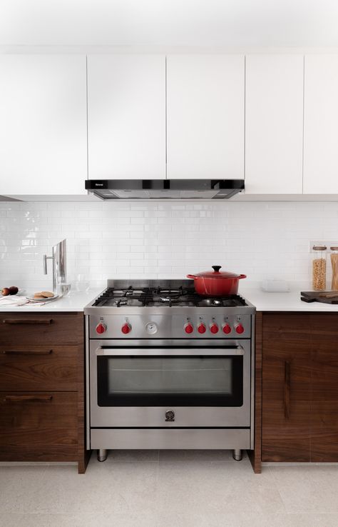 The kitchen features period touches, a white subway backsplash and seamless walnut veneers. In a nod to the mid-century modern theme, the couple installed a freestanding cooker which adds a retro vibe. This kitchen reno sure strikes a good balance between storage, workspace and workflow. Kitchen With Freestanding Stove, Modern Freestanding Kitchen, Free Standing Cooker Kitchen, Freestanding Cooker In Kitchen, White Subway Backsplash, Mid Century Modern Kitchen Design, Modern Stoves, Subway Backsplash, Freestanding Cooker