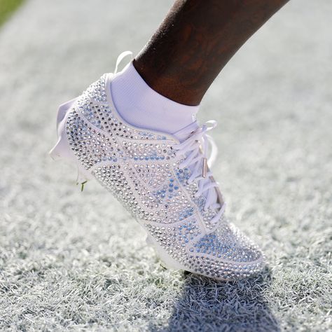 “Deebo's got that cleat heat 💎 📺: #DALvsSF on FOX 📱: Stream on NFL+ https://t.co/WBXF8YGM81” Custom Football Cleats, American Football Cleats, Deebo Samuel, Nike Slippers, Nike Cleats, Good Raps, Football Game Outfit, Football Fashion, Football Gear