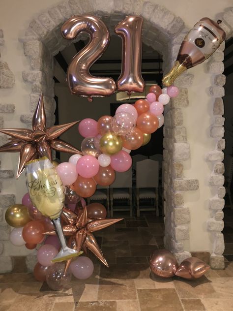 21sy Birthday Decorations, Baloon Birthday Ideas, 21 Champagne Birthday, Pink Champagne Balloon Decor, Balloon Decorations 21st Birthday, Wine Balloon Decorations, Champagne 21st Birthday Ideas, 21st Birthday Balloon Arch, 21 Balloon Bouquet