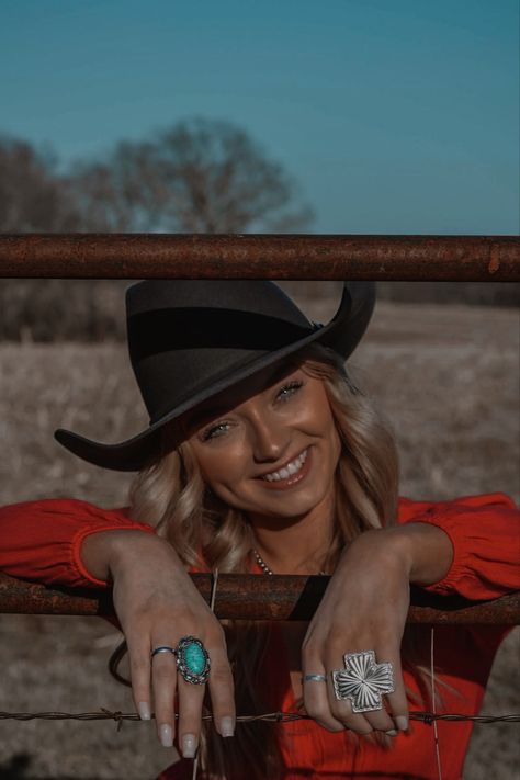 Sr Pics With Horse, Western Outfits Women Senior Pictures, Rancher Photography, Country Singer Photoshoot Ideas, Country Inspired Photoshoot, Rodeo Arena Photoshoot, Senior Pictures Western Cowgirl, Western Pics Photo Ideas, Cute Western Pictures Photo Ideas