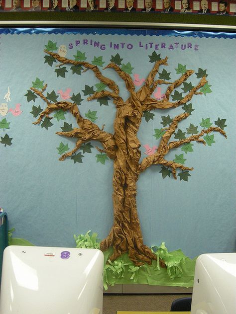 One day I will make one of these trees for a bulletin board! Høstaktiviteter For Barn, Ochrana Prírody, Bulletin Board Tree, Classroom Tree, Reading Bulletin Boards, Elementary School Library, Library Bulletin Boards, School Displays, Classroom Bulletin Boards