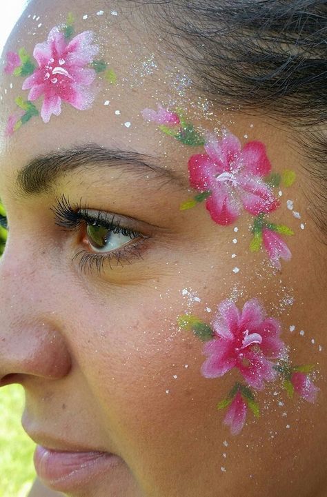 Hawaii Theme Makeup, Hawaiin Theme Makeup, Summer Face Paint Ideas, Hawaiian Makeup Look, Hawaiian Face Paint Easy, Hawaiian Face Paint, Hibiscus Face Paint, Tropical Face Paint, Hawaiian Makeup