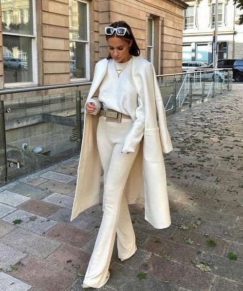 @perfect_fashion_styling • Instagram photos and videos Outfit Graduacion, White Coat Outfit, Knit Trousers, Perfect Coat, Self Made, Coat Outfits, Looks Style, Winter Fashion Outfits, Looks Vintage