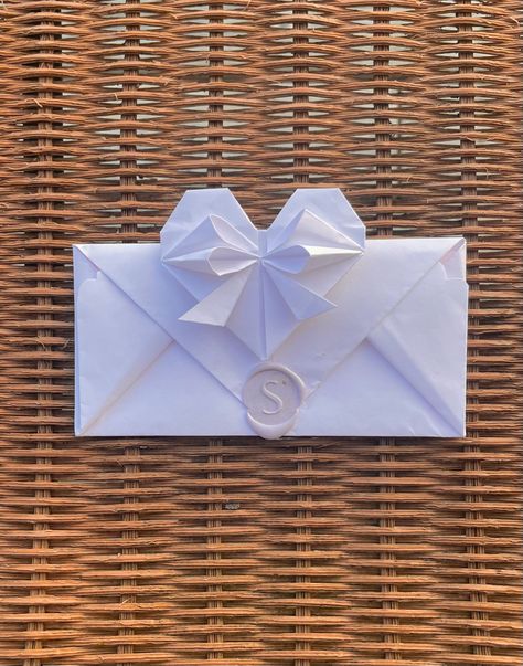 Cute origami letter with wax seal I made for my boyfriend! Letter With Wax Seal, Letter Origami, Letter Tutorial, Easy Origami Tutorial, Origami Letter, Origami Tutorial Easy, Cute Letter, Cute Origami, Cute Paper