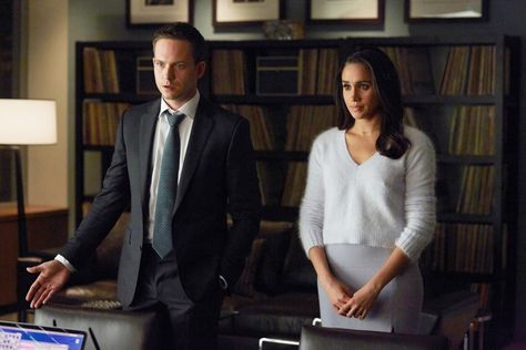 Cropped Sweaters Can Be Work-Friendly If Worn With a Long Skirt Meghan Markle Suits, Mike And Rachel, Donna Paulsen, Sarah Rafferty, Suits Usa, Gina Torres, Suits Tv Shows, Suits Tv, Prins Harry