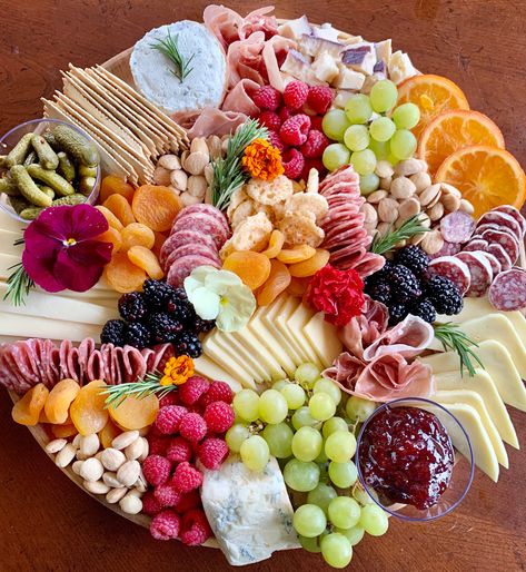 Large round cheese board Egg Salad Pasta, Round Cheese Board, Salad Macaroni, Charcuterie Board Meats, Food Candy, Party Food Buffet, Charcuterie Inspiration, Salad Pasta, Charcuterie Platter