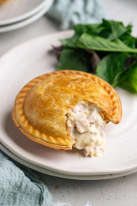 Chicken Pie Aesthetic, Chicken Pie Filling Recipes, Creamy Chicken Pie Recipe, Chicken Pie Recipe Easy, Creamy Chicken Pie, Pie With Puff Pastry, Ham Pie, Food Savoury, Bacon Pie