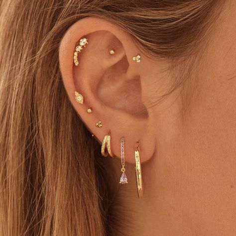 4 Lobe Piercings, Ohrknorpel Piercing, Ear Photo, Piercings Oor, Minimalist Ear Piercings, Unique Ear Piercings, Ear Peircings, Forward Helix Piercing, Cool Ear Piercings