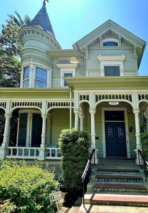 1891 Queen Anne Victorian For Sale in Merced, California - OldHouses.com Victorian Style Farmhouse, Victorian House Restoration, New England Victorian House, Victorian Homes Interior Living Room, Victorian House Interior Design, Victorian Homes Aesthetic, Small Victorian Homes, Queen Anne House Plans, Victorian House Exterior