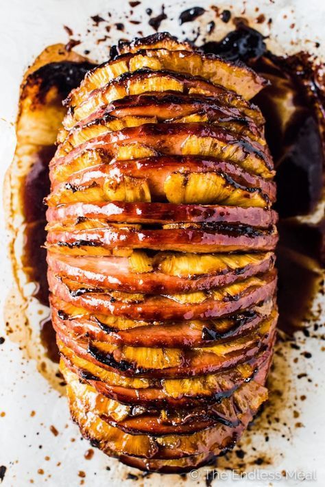 This Modern Honey Pineapple Ham is served in a fresh new way but every bit as delicious as your grandma's traditional ham. It's stuffed with pineapple slices and coated in a balsamic honey glaze then roasted to perfection. It's the perfect Thanksgiving (or Christmas or Easter) main dish recipe.  | theendlessmeal.com Honey Pineapple Ham, Raclette Originale, Galette Des Rois Recipe, Thanksgiving Ham, Modern Honey, Pineapple Ham, Meat Cooking, Ham Dinner, Easter Ham