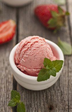 ice cream and beer Strawberry Gelato, Beer Ice Cream, Strawberry Cheesecake Ice Cream, Homemade Strawberry Ice Cream, Gelato Recipe, Ice Cream Cookie Sandwich, Strawberry Puree, Dried Strawberries, Cream Soda