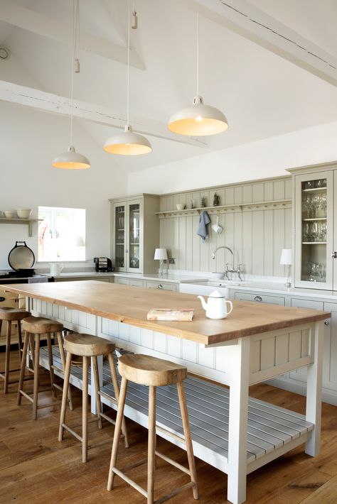 A perfect Kitchen Island - The deVOL Journal - deVOL Kitchens Kitchen Islands Ideas With Seating, Kitchen Island With Sink, Prep Table, Devol Kitchens, Sink Ideas, Rustic Kitchen Island, Island Table, Farmhouse Kitchen Island, Large Kitchen Island