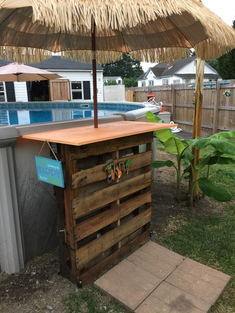 My version of the swim up pallet bar. Pool Area Decorating Ideas, Pallet Pool, Pool Deck Plans, Outside Pool, Outdoor Pool Area, Pool Hacks, Pallet Bar, Diy Swimming Pool, Pool Steps